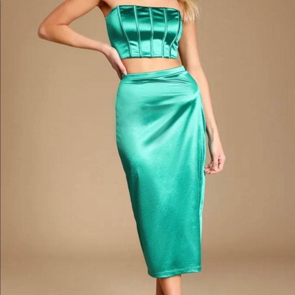 ❤️HOST PICK❤️NWT Lulus green satin dress set.